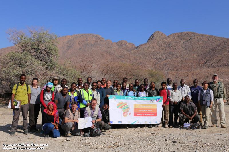 FOTO Namibie_PanAfGeo_2019: PanAfGeo Group in Etusis, Etusis farm below Chipatera Mts. Fotografie Namibie_PanAfGeo_2019: PanAfGeo Group in Etusis, Etusis farm below Chipatera Mts.