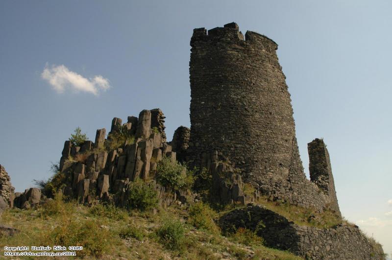 Fotografie Hazmburg: Vrch a gotick� hrad Hasenburg v �esk�m st�edoho��, 