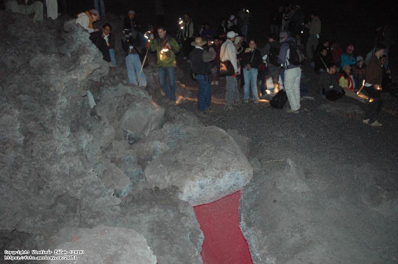 FOTO Vulkán Pacaya, Guatemala: Žhnoucí trhlina v mladém lávovém proudu., Fotografie Vulkán Pacaya, Guatemala: Žhnoucí trhlina v mladém lávovém proudu.,