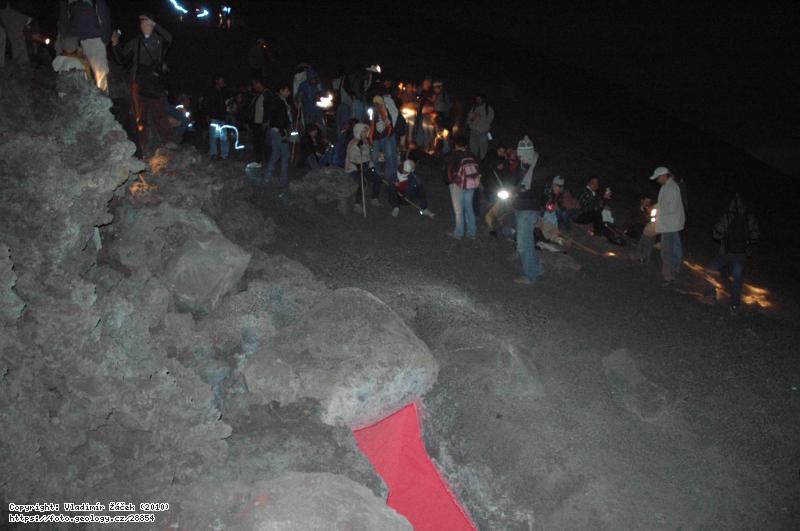 FOTO Vulkán Pacaya, Guatemala: Žhnoucí trhlina v mladém lávovém proudu., Fotografie Vulkán Pacaya, Guatemala: Žhnoucí trhlina v mladém lávovém proudu.,