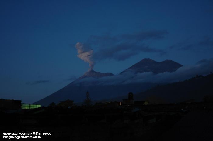 Fotografie Vulkn Fuego: Erupce vulknu Fuego v Guatemale, 
