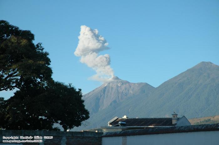 Photo Fuego Volcano: Eruptions of Fuego Volcano in Guatemala, 