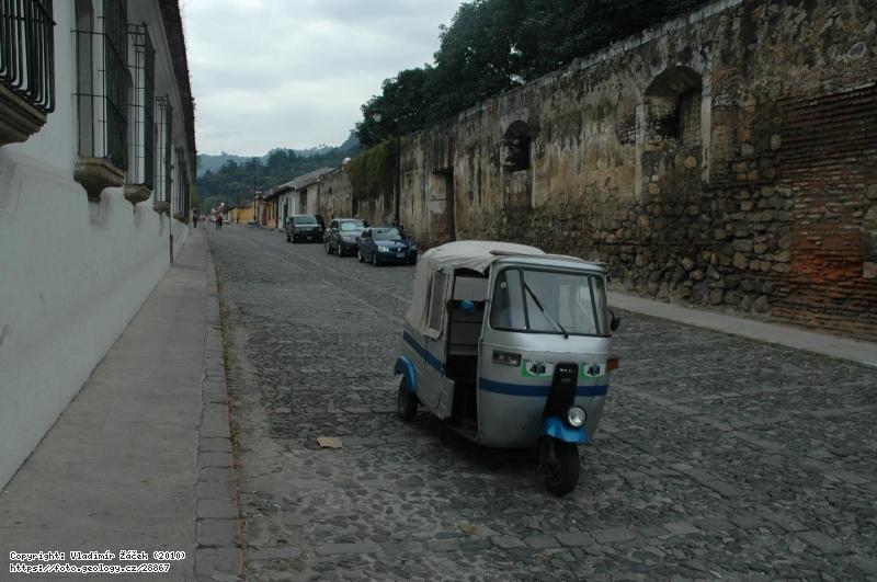 Fotografie Antigua Guatemala: Historick� hlavn� m�sto Antigua Guatemala poni�en� �adou zem�t�esen�, 