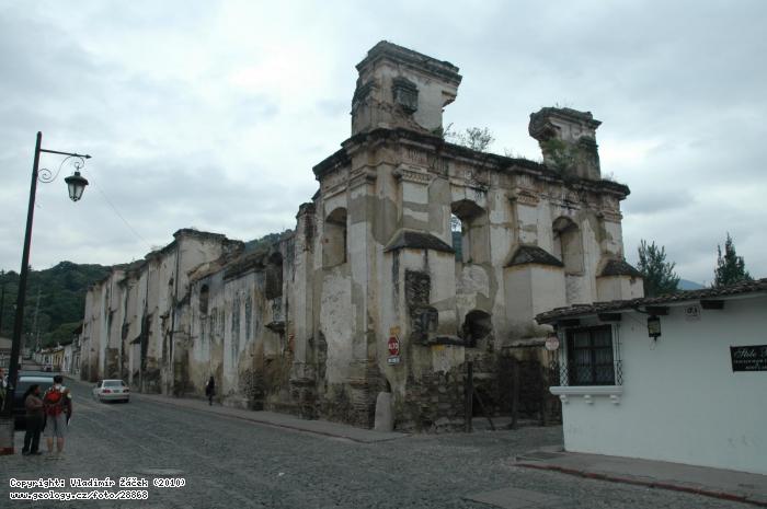 Fotografie Antigua Guatemala: Historick hlavn msto Antigua Guatemala ponien adou zemtesen, 