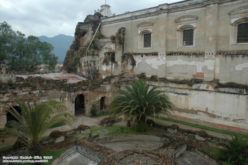 Fotografie Antigua Guatemala: Historick� hlavn� m�sto Antigua Guatemala poni�en� �adou zem�t�esen�, 