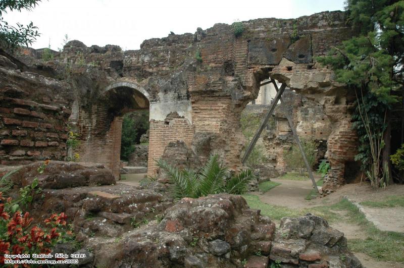 Fotografie Antigua Guatemala: Historick� hlavn� m�sto Antigua Guatemala poni�en� �adou zem�t�esen�, 