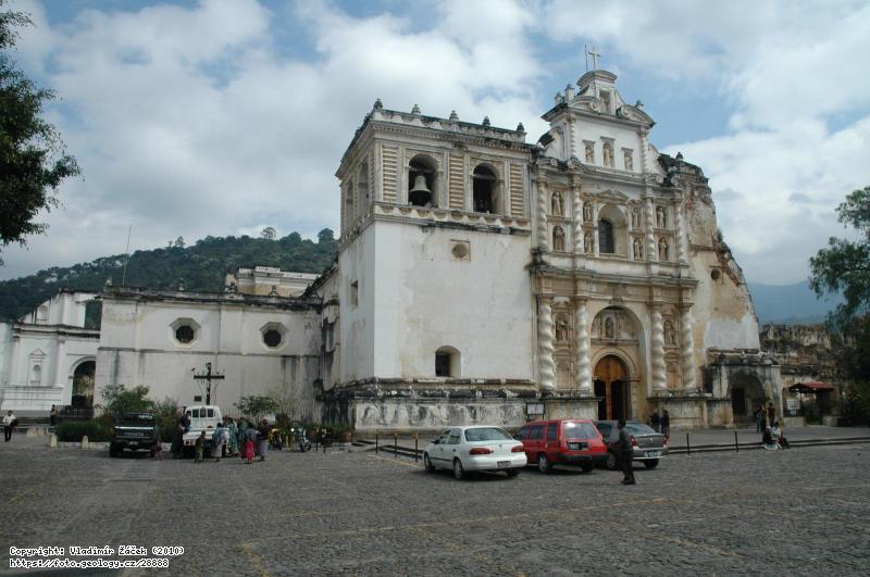 Fotografie Antigua Guatemala: Historick� hlavn� m�sto Antigua Guatemala poni�en� �adou zem�t�esen�, 