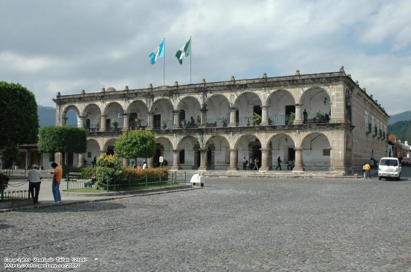 Fotografie Antigua Guatemala: Historick� hlavn� m�sto Antigua Guatemala poni�en� �adou zem�t�esen�, 