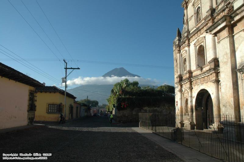 FOTO Vulkán Agua: Vulkán Agua, pohled z města Antigua Guatemala, Fotografie Vulkán Agua: Vulkán Agua, pohled z města Antigua Guatemala,