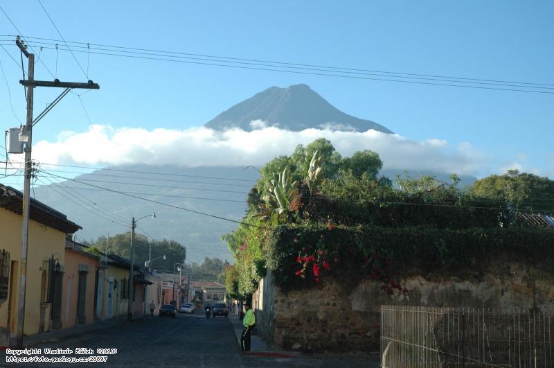 FOTO Vulkán Agua: Vulkán Agua, pohled z města Antigua Guatemala, Fotografie Vulkán Agua: Vulkán Agua, pohled z města Antigua Guatemala,