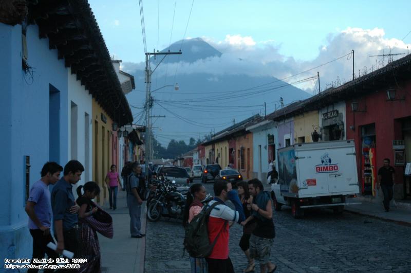 FOTO Vulkán Agua: Vulkán Agua, pohled z města Antigua Guatemala, Fotografie Vulkán Agua: Vulkán Agua, pohled z města Antigua Guatemala,