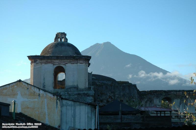 FOTO Vulkán Agua: Vulkán Agua, pohled z města Antigua Guatemala, Fotografie Vulkán Agua: Vulkán Agua, pohled z města Antigua Guatemala,