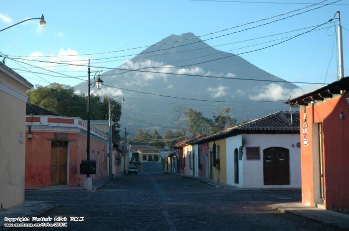 Fotografie Vulkn Agua: Vulkn Agua, pohled z msta Antigua Guatemala, 