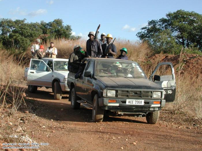 Fotografie Smaragdov dl v Zambii: Ozbrojen str - smaragdov dl v o oblasti Kafubu Zambii, 