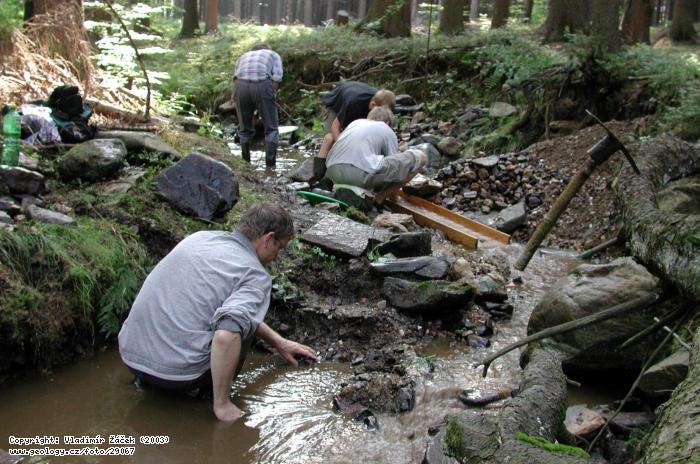 Fotografie Rýžování zlata u Mikulovic: Rýřování zlata na splavu na Lesním potoce u Mikulovic, 