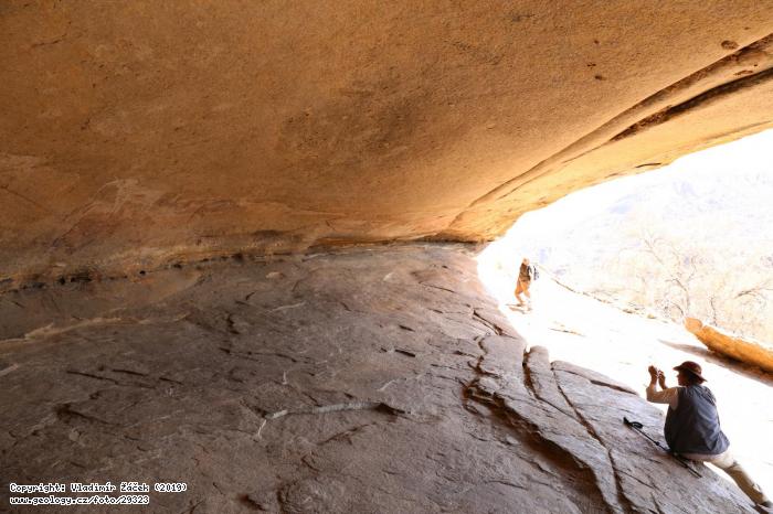 Fotografie Skaln kresby, poho Erongo, Nambie: Phillips Cave, jeskyn se skalnmi malbami v Nambii, 