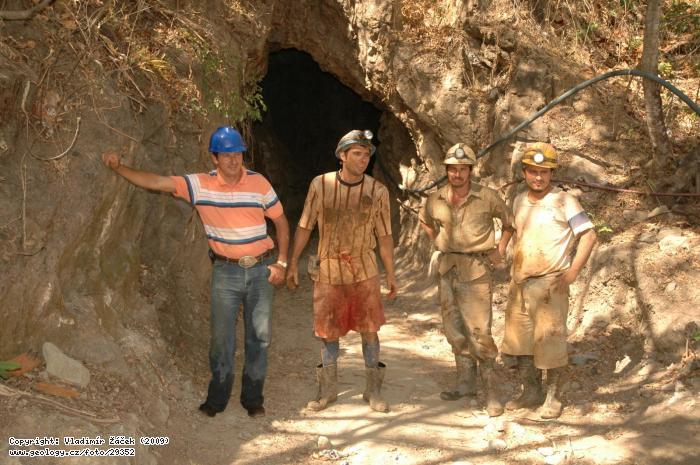 Photo Mining  of gold in Juntas, Costa Rica: Golden mines in Juntas in Costa Rica, 