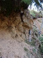 Opuštěný lom v silně rozpukaném, navětralém, hrubě zrnitém, porfyrick.. Opuštěný lom v silně rozpukaném, navětralém, hrubě zrnitém, porfyrick..