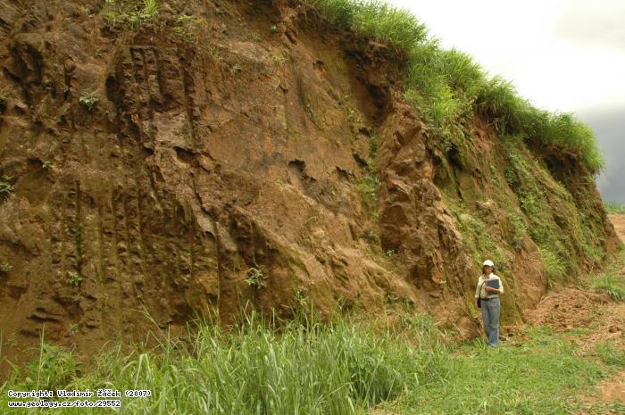 Fotografie Tropick zvtrvn v Kostarice: Hluboce zvtral vulkanick horniny skupiny Aguacate v Kostarice, 