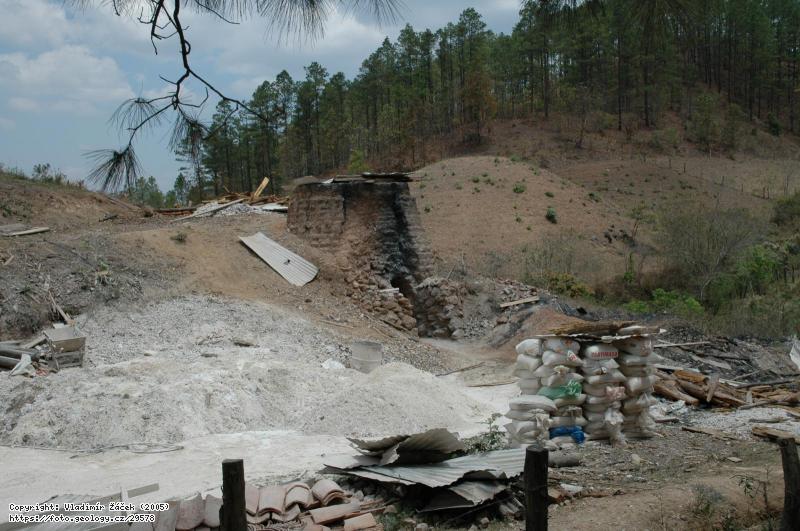 Fotografie La Calera, s. Nikaragua: Dob�vky na v�penec a v�penky, La Calera, s. Nikaragua, 