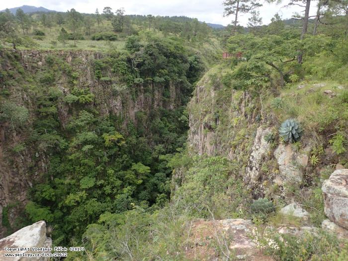Photo Seco canyon in neogene ignimbrites, Nica: Canon Seco (Dry Canyon), Geosite of the Geopark Ro Coco, N. Nicaragua., 