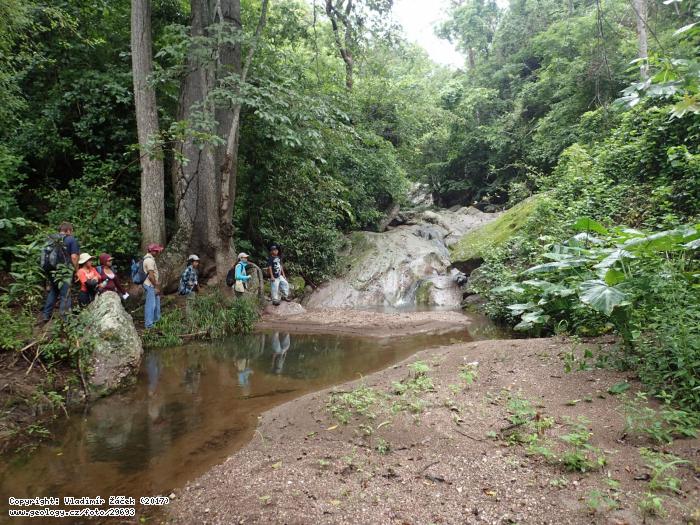 Fotografie Poza la Muta, lokalita geoparku Ro Coco, Nikaragu: Poza la Muta, lokalita geoparku Ro Coco, NikaraguaMikrokaon v konglomertech skupiny Totogalpa, Nikaragua, 