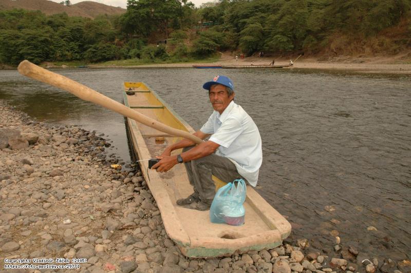 FOTO Převozník přes río Coco, Wiwilí, severní Nikaragua: U brodu přes río Coco, Wiwilí, severní Nikaragua, Fotografie Převozník přes río Coco, Wiwilí, severní Nikaragua: U brodu přes río Coco, Wiwilí, severní Nikaragua,