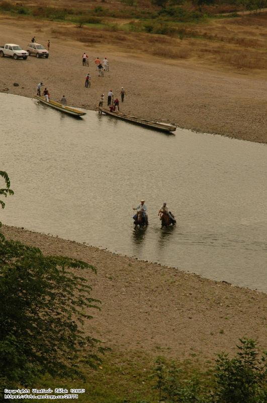 FOTO U brodu přes río Coco, Wiwilí, severní Nikaragua: U brodu přes río Coco, Wiwilí, severní Nikaragua, Fotografie U brodu přes río Coco, Wiwilí, severní Nikaragua: U brodu přes río Coco, Wiwilí, severní Nikaragua,