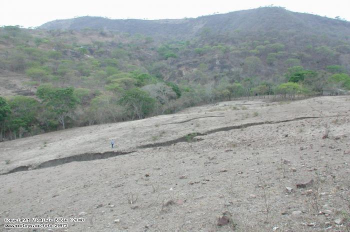 Fotografie Sufoze, Nikaragua: Sufoze v tektonicky exponovaném terénu, Nikaragua, 