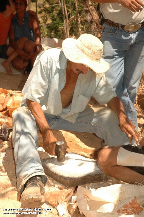 Photo Artisanal gold mining in Costa Rica: Extraction of gold by craft miners mineros artesanales on recio veins near Juntas in Costa Rica, 
