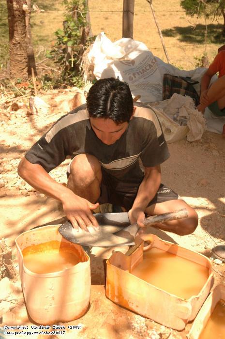 Fotografie emelsn dobvn zlata v Kostarice: Dobvn zlata emeslnmi hornky mineros artesanales na ly recio u Juntas v Kostarice, 