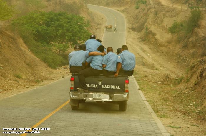 Fotografie Nvrat policejn eskorty: Nvrat policejn eskorty z Macueliza, Nikaragua, 