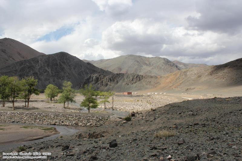 Fotografie Expedice Mongol Altai-50 v z�kladn�m kempu : Expedice Mongol Altai-50 v z�kladn�m kempu v roce 2013, 