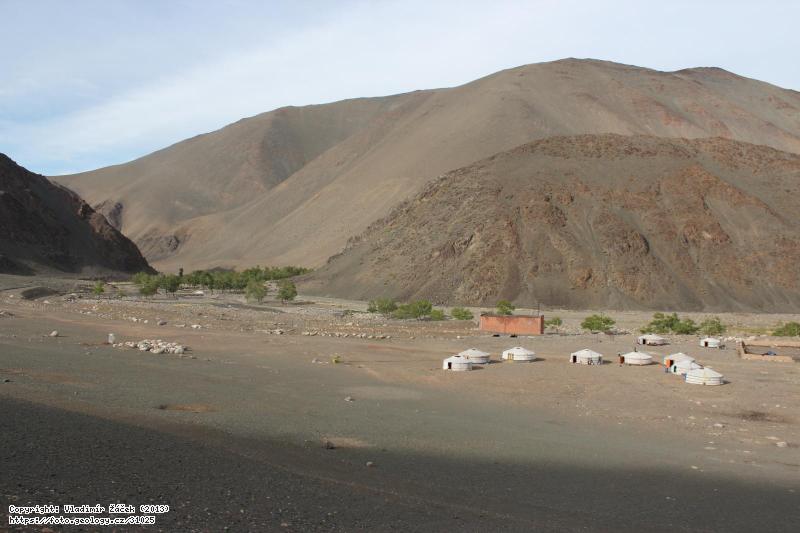 Fotografie Expedice Mongol Altai-50 v z�kladn�m kempu : Expedice Mongol Altai-50 v z�kladn�m kempu v roce 2013, 