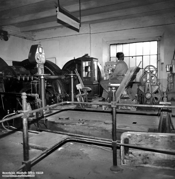 Fotografie : Strojník u elektrického těžního stroje dolu Kübeck, 