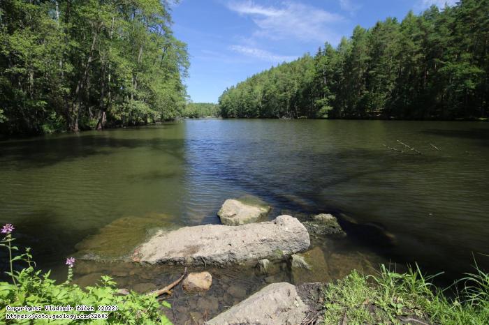 Fotografie Odlezelsk jezero: Odlezelsk jezero s vchozy slepenc na behu, 