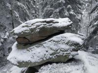 Žulové balvany jsou pozůstatkem chemického zvětrávání v humidním klim.. Žulové balvany jsou pozůstatkem chemického zvětrávání v humidním klim..