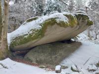 Žulové balvany jsou pozůstatkem chemického zvětrávání v humidním klim.. Žulové balvany jsou pozůstatkem chemického zvětrávání v humidním klim..