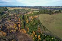 Foto z dronu zhruba ze směru od silnice Číhaná - Babice.  Uprotřed ve spo..