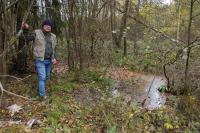 Pramen 12 Číha.III Schotten. Oblast vývěru je zbarvená do rezava oxidy ž..