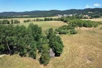 Foto z dronu, v popředí Medvědí kameny, v pozadí Lázně Kynžvart a masi..