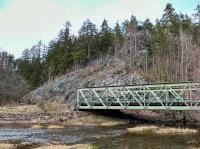 Amfibolitová skalní věž nad železniční tratí asi 400 m sz. od žst. Lo..