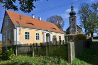 Kostel sv. Michaela Archanděla v popředí s farou. Kostel se v současnosti ..