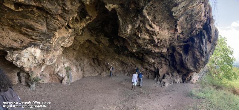 Fotografie Jeskyn�, Tororo carbonatite Uganda: Jeskyn� v karbonatitov�m t�lese pod Tororo tower ve v�chodn� Ugand�, 