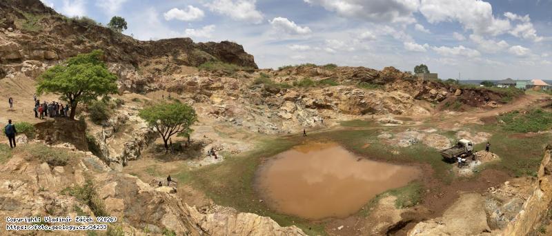 FOTO Lom Sukulu, karbonatit: Karbonatitový lom v Sukulu, v. Uganda, Fotografie Lom Sukulu, karbonatit: Karbonatitový lom v Sukulu, v. Uganda,