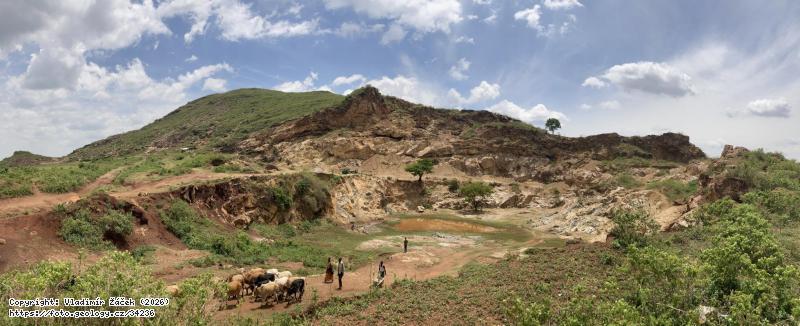 FOTO Lom Sukulu, karbonatit: Karbonatitový lom v Sukulu, v. Uganda, Fotografie Lom Sukulu, karbonatit: Karbonatitový lom v Sukulu, v. Uganda,