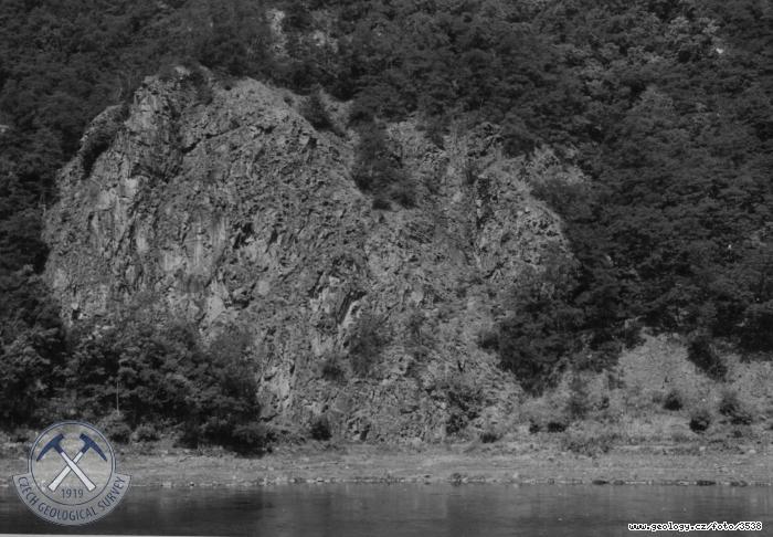 Fotografie : Zduchovick skly na levm vltavskm behu, metabasity jlovskho psma, Vltava km 102.0
