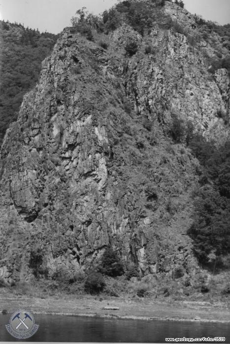 Fotografie : Zduchovick skly na pravm vltavskm behu, metabasity jlovskho psma, Vltava km 102.0