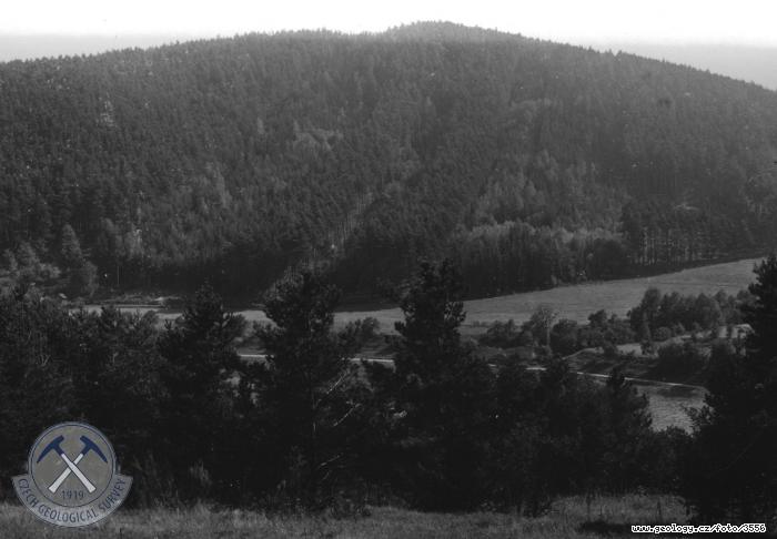 Fotografie : Pohled do dol Vltavy v mst styku hornin stedoeskho plutonu s vyvelinami jlovskho psma, Vltava km 105.6