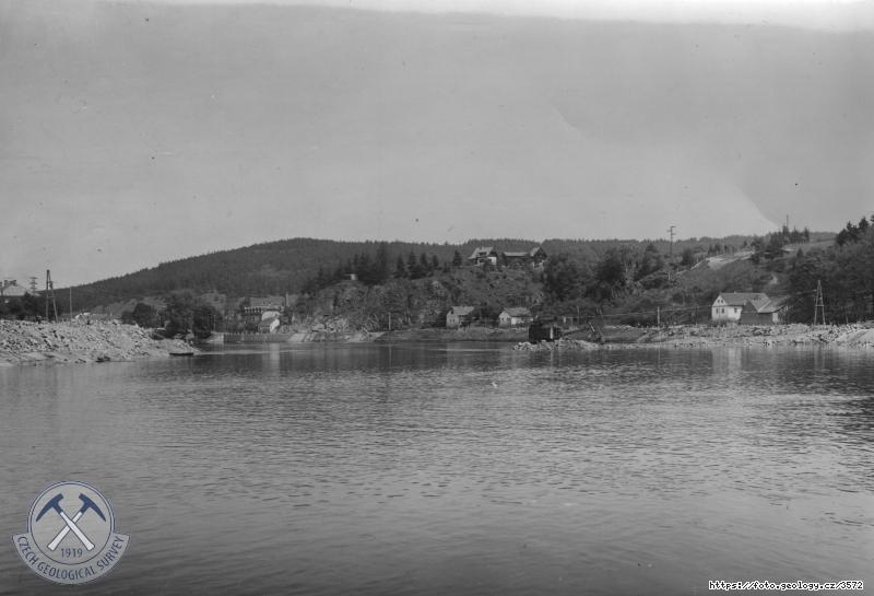 Fotografie : Pohled od p�ehrady u Kam�ka sm�rem proudu do z�topy vodn�ho d�la Slapy, Vltava km 109.0